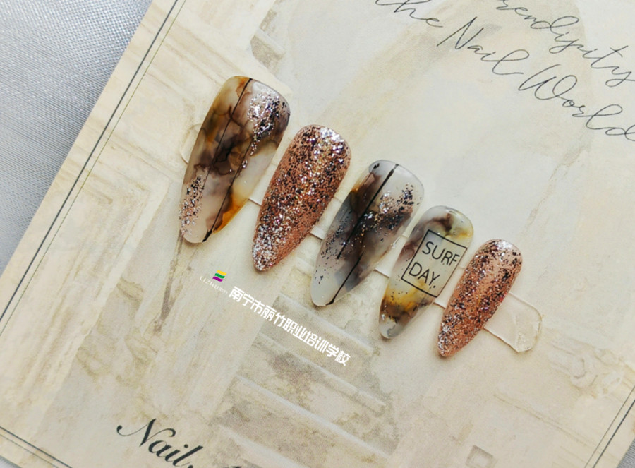 潑墨暈染美甲，廣西南寧美甲職業(yè)技術(shù)學(xué)校作品