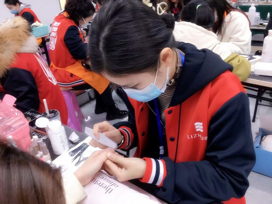 打磨甲面的作用？南寧美甲培訓(xùn)班技能分享