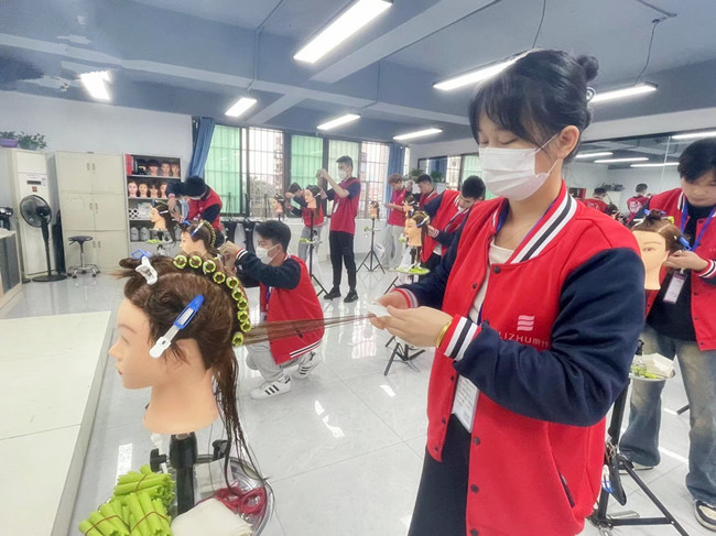 國際標(biāo)準(zhǔn)卷杠考核，南寧燙染剪技術(shù)進(jìn)修班課堂