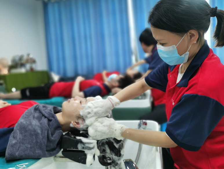 洗頭打泡沫的作用，南寧專(zhuān)業(yè)洗護(hù)教