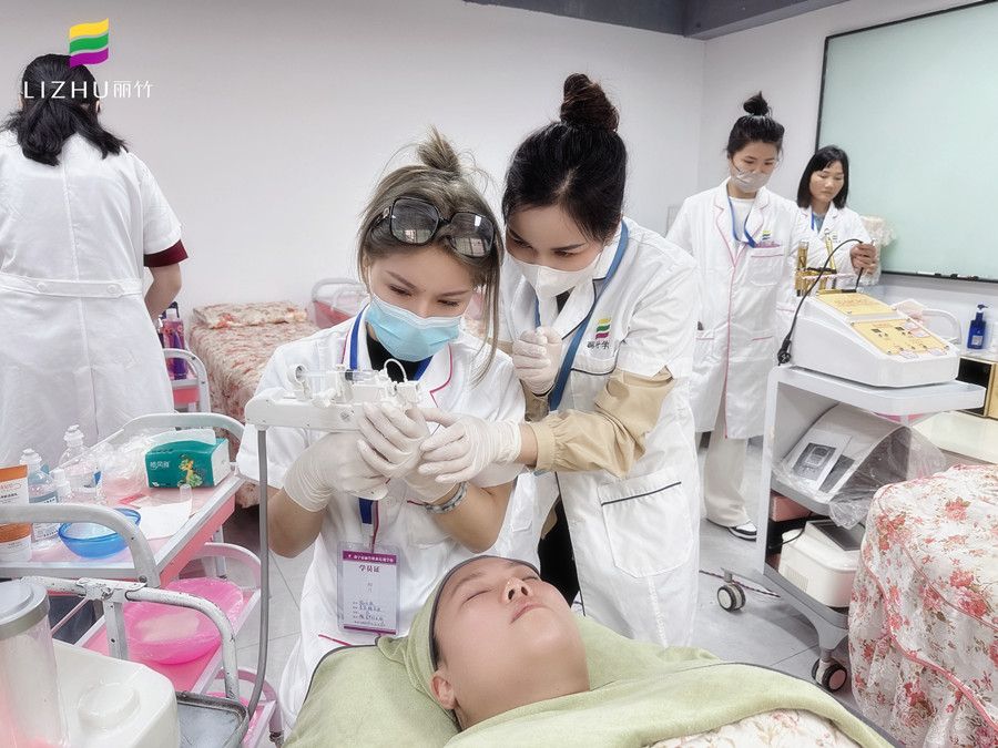 學(xué)美容儀器的基礎(chǔ)，南寧美容學(xué)校一對(duì)一教學(xué)