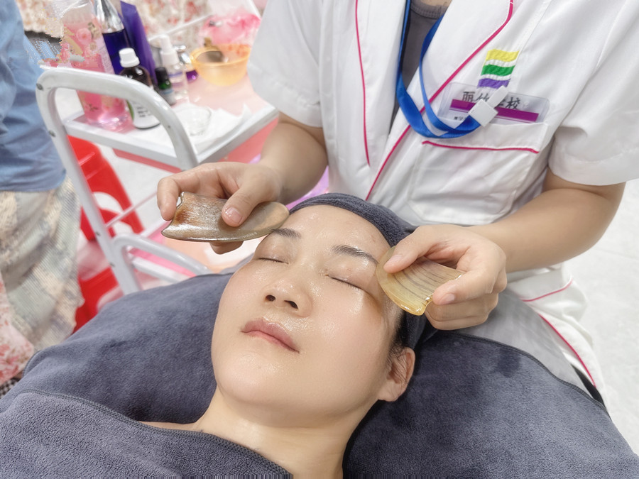 廣西美容護(hù)膚管理：面部美容課堂花絮