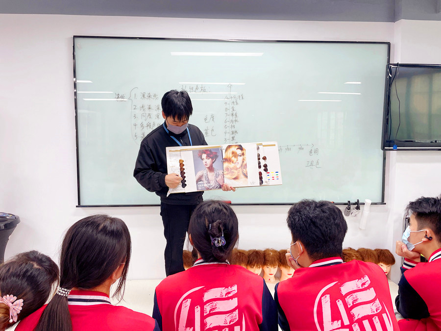 認(rèn)識(shí)染發(fā)系統(tǒng)和色板，南寧學(xué)染發(fā)基礎(chǔ)