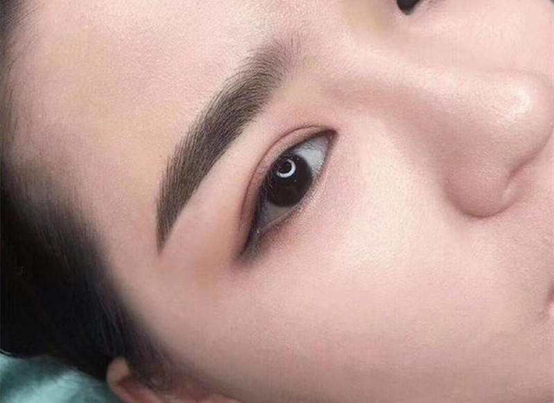 絲霧眉的特點(diǎn)，廣西眉眼唇技術(shù)學(xué)校教學(xué)