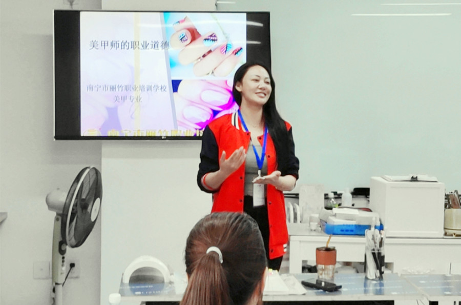 你好！歡迎來到南寧美甲培訓(xùn)學(xué)校