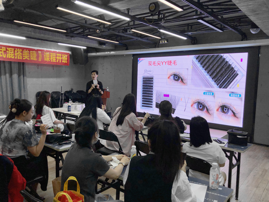 南寧美甲美睫培訓(xùn)學(xué)?！痘ㄊ交齑蠲澜蕖氛n程開班