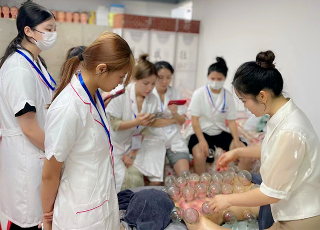 拔罐的操作流程，南寧美容美體課堂手法示范