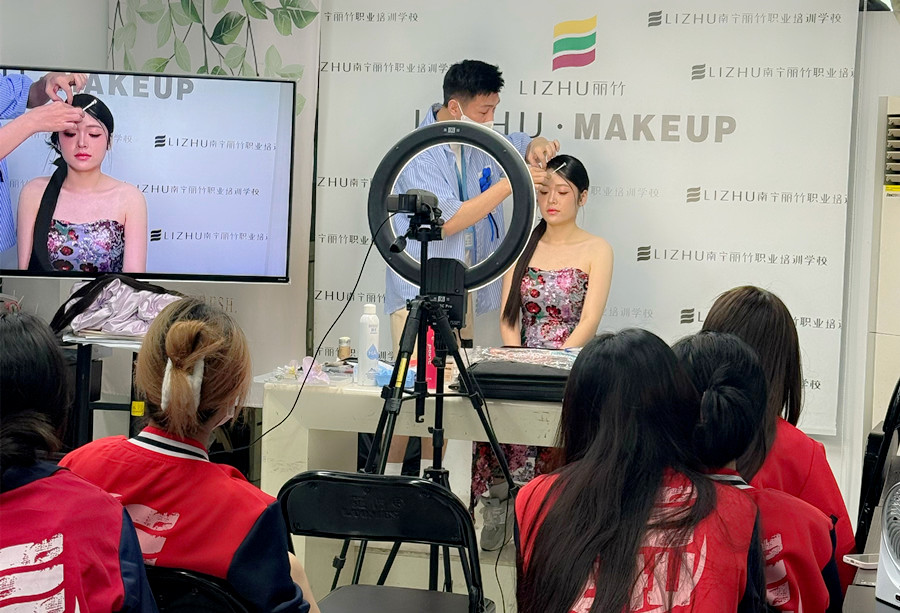 新中式禮服新娘造型特點(diǎn)，廣西新娘妝跟妝課程