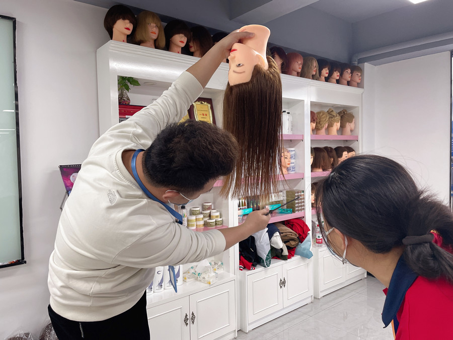 長碎發(fā)怎么剪？南寧剪發(fā)理發(fā)培訓(xùn)學(xué)校課件