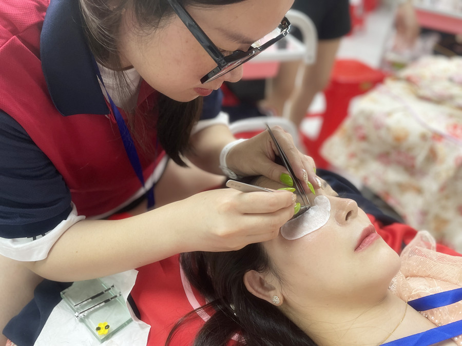 美睫后眼睛癢？廣西美甲美睫學(xué)校幫你解決