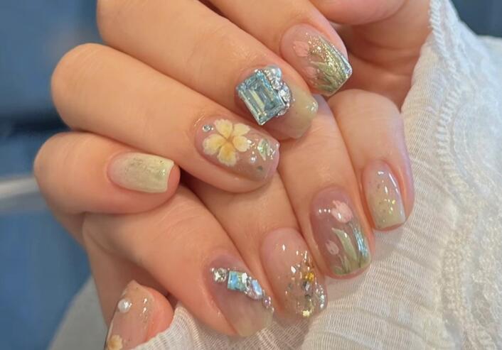 夏日彩繪花朵美甲，南寧美甲造型去哪學(xué)？