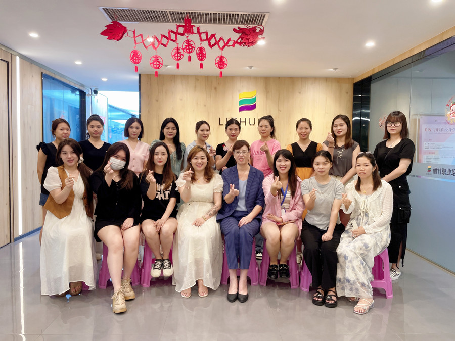 圓滿收官！南寧美睫職業(yè)學校課程結束