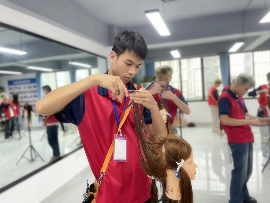 南寧美發(fā)基礎(chǔ)學(xué)校：牙剪是干嘛的？