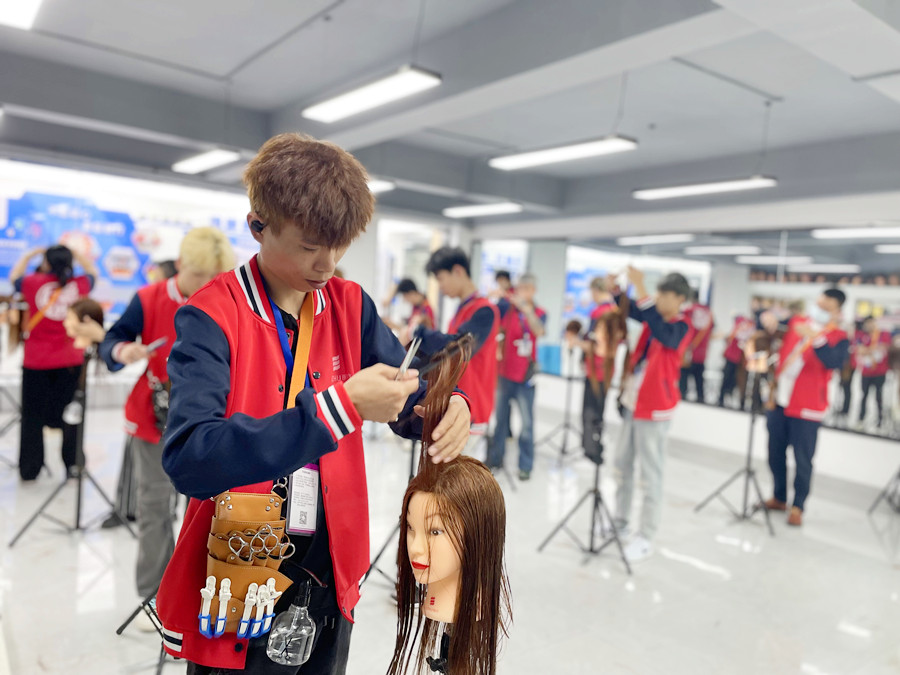 影響剪發(fā)的因素，廣西剪發(fā)結(jié)技術(shù)學(xué)校課程講解