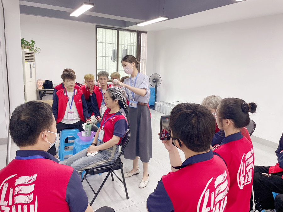 中式洗頭流程，南寧學(xué)洗頭的學(xué)校實訓(xùn)課堂