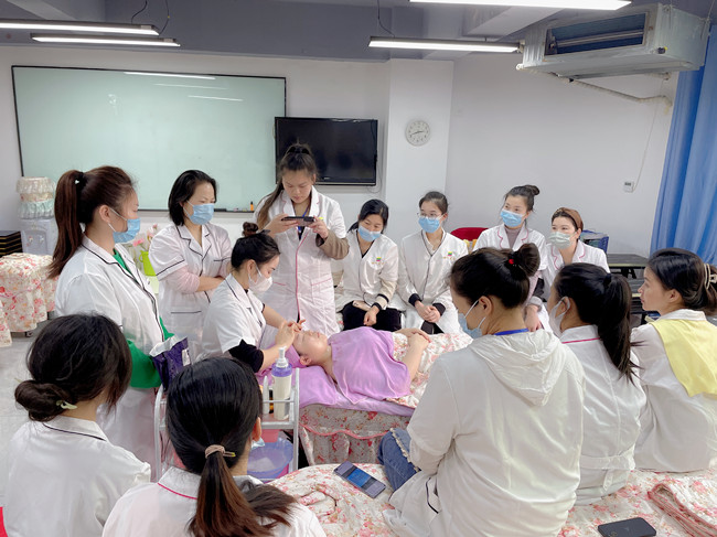 問題皮膚夏日護膚指南，南寧美容養(yǎng)顏學校分享