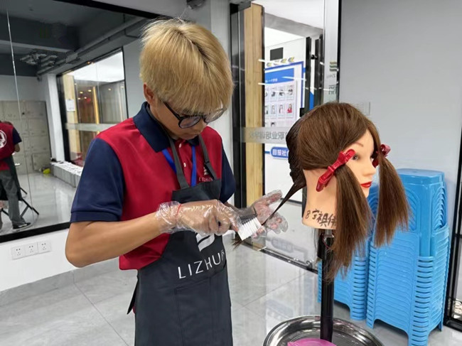 如何進(jìn)行染發(fā)？南寧燙染實(shí)訓(xùn)課堂