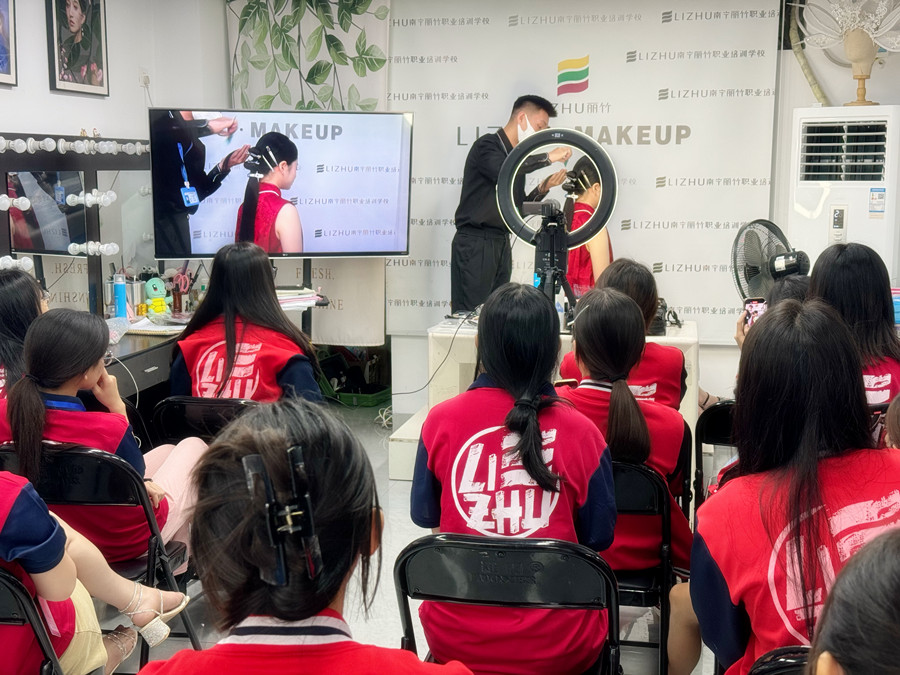 剪紙國風(fēng)造型課堂，廣西專業(yè)彩妝學(xué)校