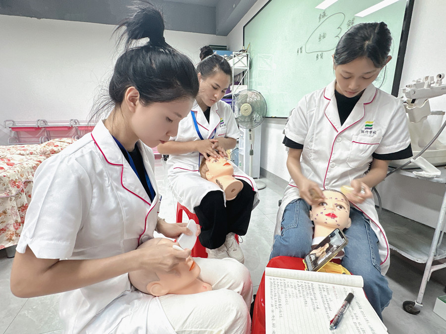 眼部疏通的必要性，廣西美容中醫(yī)學(xué)校講解