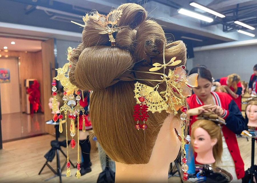 秀禾發(fā)型特點(diǎn)解析，南寧學(xué)化妝造型