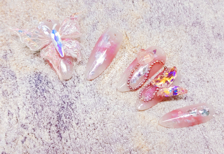 蝴蝶飾品美甲，廣西美甲技術(shù)職業(yè)作品分享