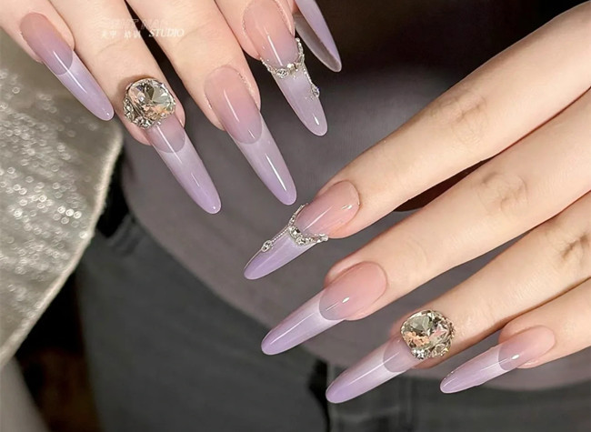 紫色顯白美甲，南寧美甲造型培訓(xùn)學(xué)校分享
