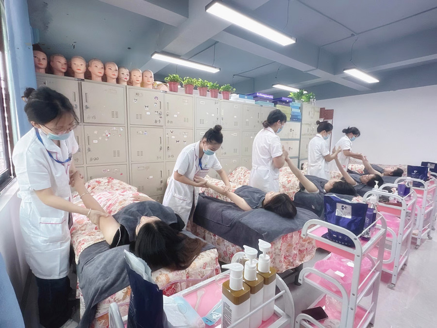 為什么要進(jìn)行手部護(hù)理？南寧美容職業(yè)培訓(xùn)學(xué)校解答