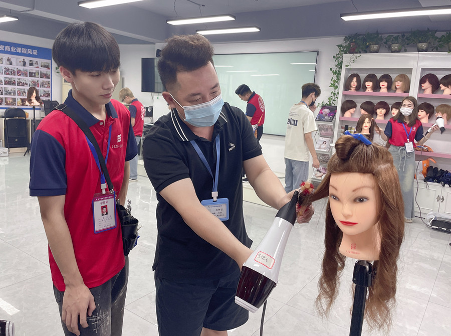 怎么樣才能做好吹風造型？南寧美發(fā)吹風培訓(xùn)