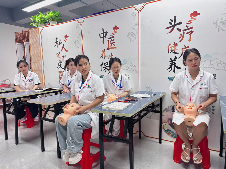 假頭模面部美容教學(xué)，南寧美容培訓(xùn)被認(rèn)可