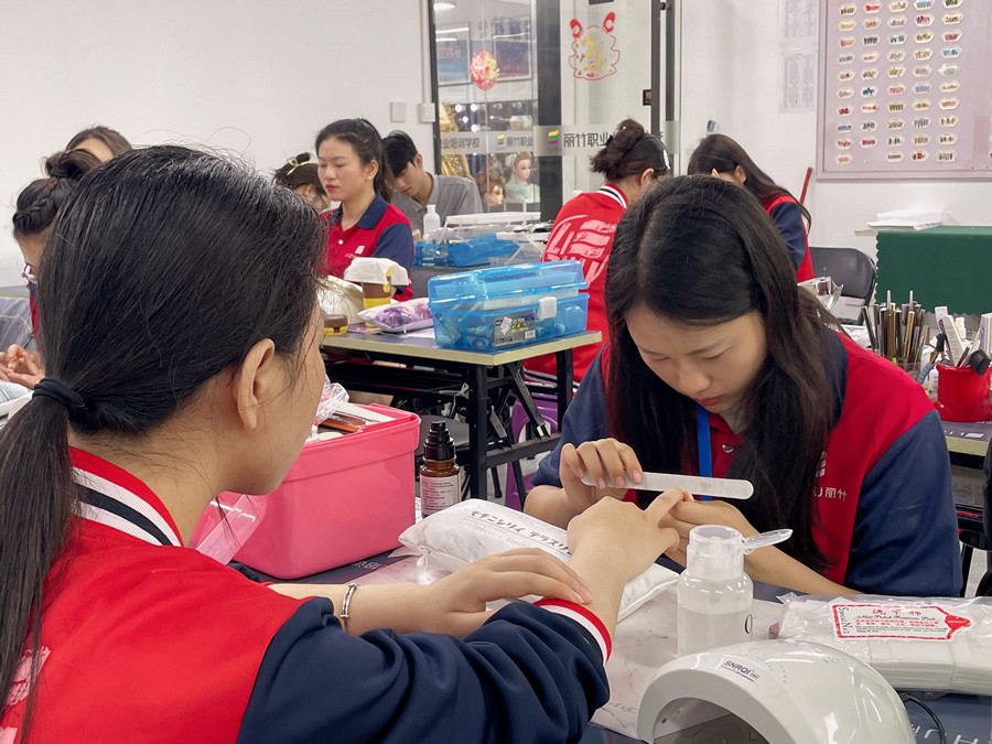 如何成為高價(jià)美甲師？廣西學(xué)美甲哪里時(shí)尚？