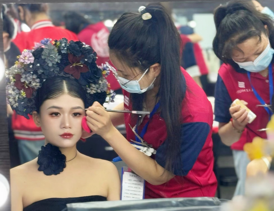 新中式簪花寫真，零經驗學化在廣西學員作品