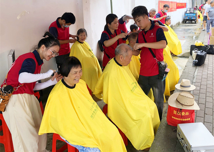 南寧理發(fā)美發(fā)學(xué)校為民免費(fèi)理發(fā)，個(gè)個(gè)都是“活雷鋒”