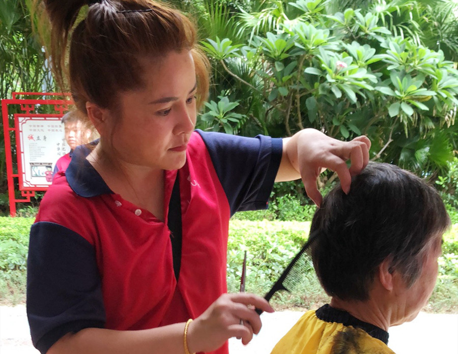 抓剪的操作手法，南寧美發(fā)理發(fā)學(xué)校為你介紹