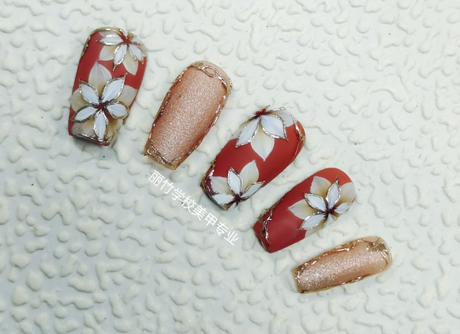 復(fù)古花卉美甲，實(shí)力展示廣西美甲學(xué)校哪家強(qiáng)？