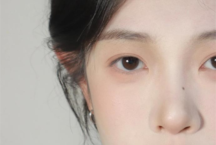 素顏女高妝容教程，南寧化妝培訓名校手把手教學