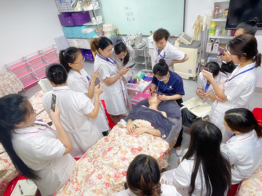 南寧美容專業(yè)教學(xué)：如何進行眼部護理？