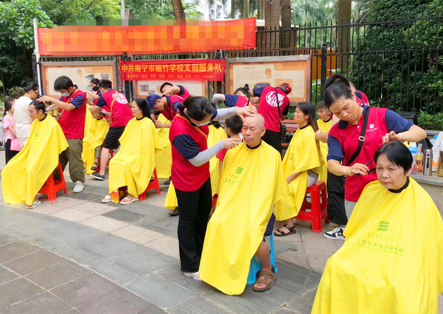 廣西剪發(fā)公益活動(dòng)正在華南城社區(qū)上演