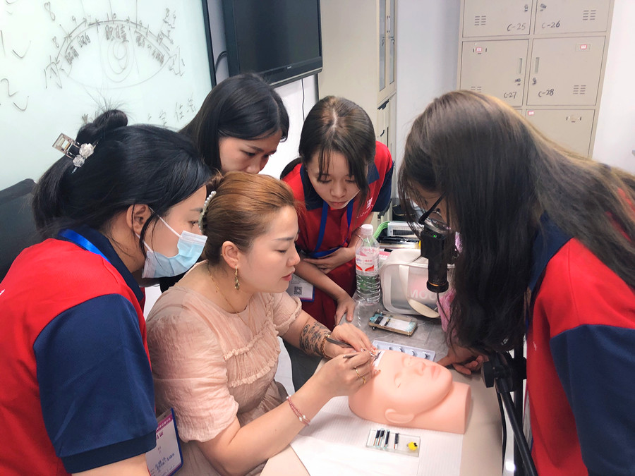 新手為什么都要在仿皮練習(xí)？南寧美睫課堂實況