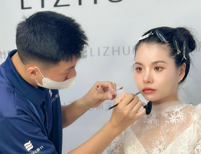 時(shí)尚簡(jiǎn)約新娘造型，南寧新娘化妝造型學(xué)校作品