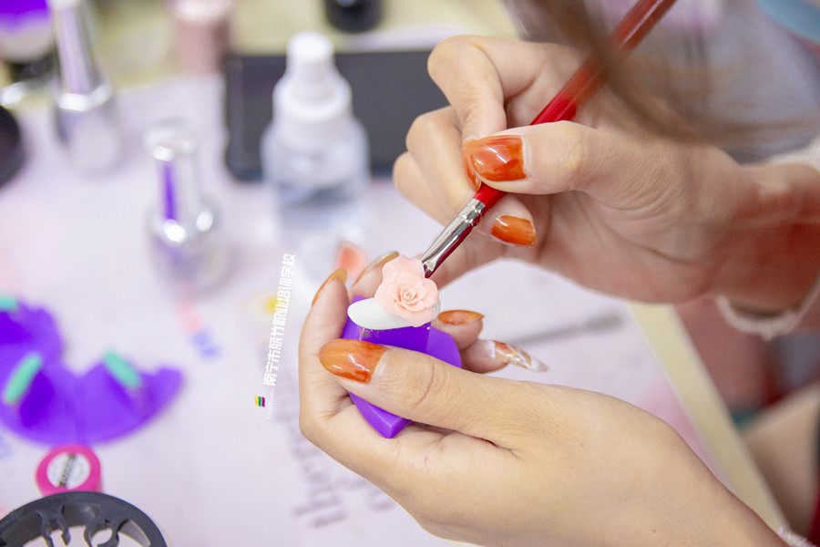 雕花美甲怎么做？廣西美甲進(jìn)修班