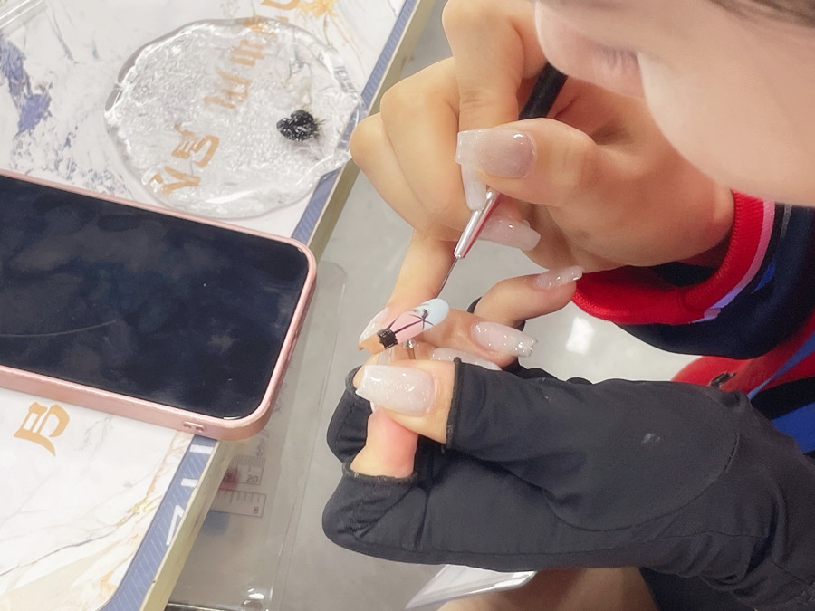 甲片的材質(zhì)和使用時間限制？南寧美甲進修深造培訓(xùn)