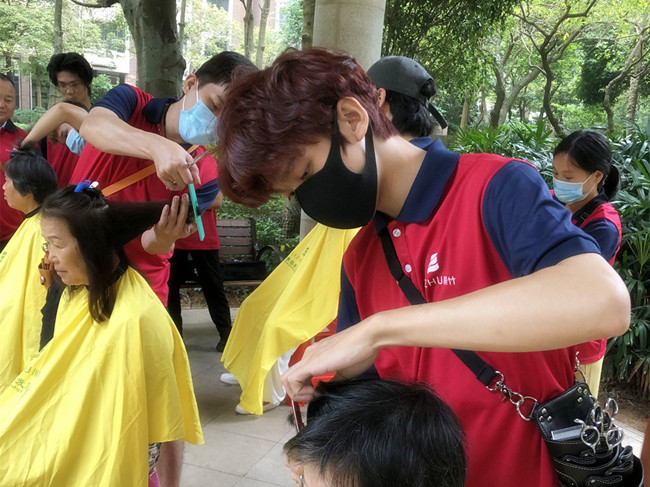 國(guó)慶送“禮”，南寧美發(fā)技術(shù)學(xué)校進(jìn)行免費(fèi)理發(fā)活動(dòng)