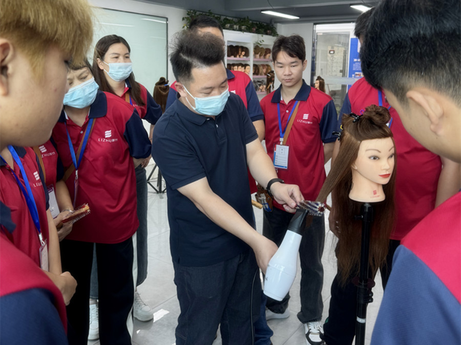 廣西學(xué)美發(fā)吹風(fēng)課堂實(shí)況花絮