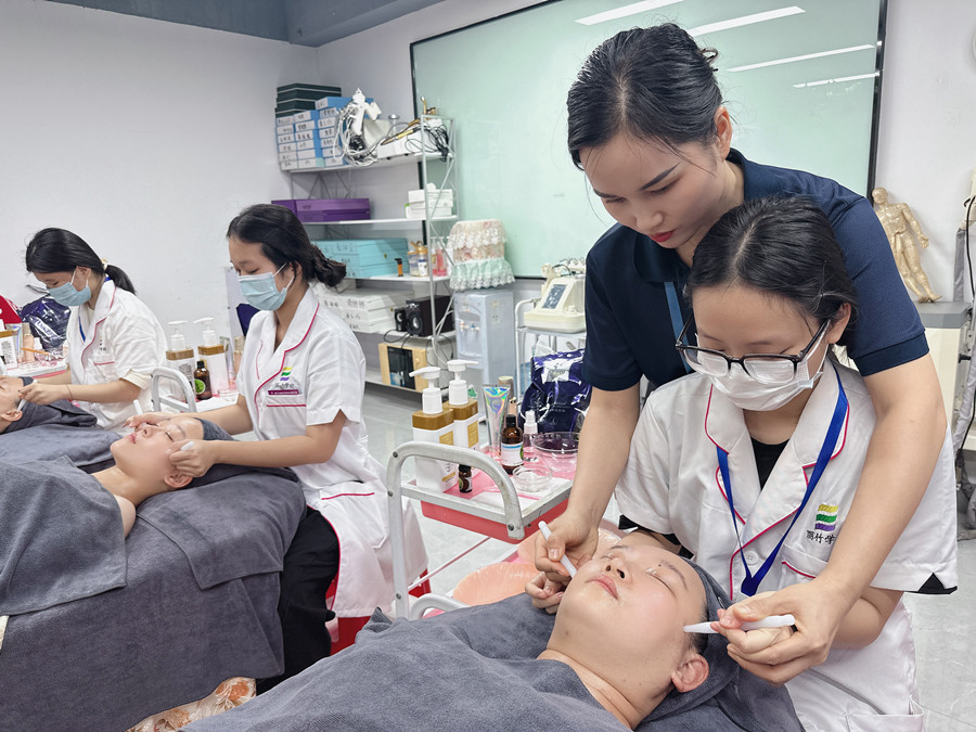 面部撥筋手法考核，南寧皮膚管理培訓(xùn)