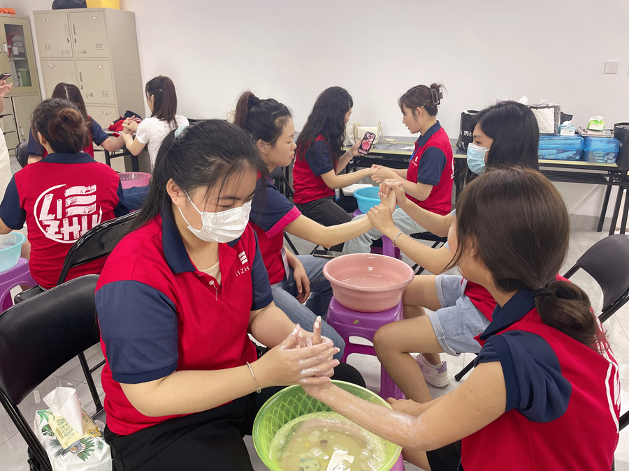 你的指甲為什么有豎線(xiàn)和白點(diǎn)？南寧學(xué)美甲基礎(chǔ)