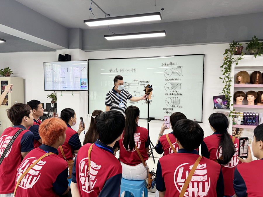 廣西南寧學美發(fā)？廣西美發(fā)學校怎么招生？