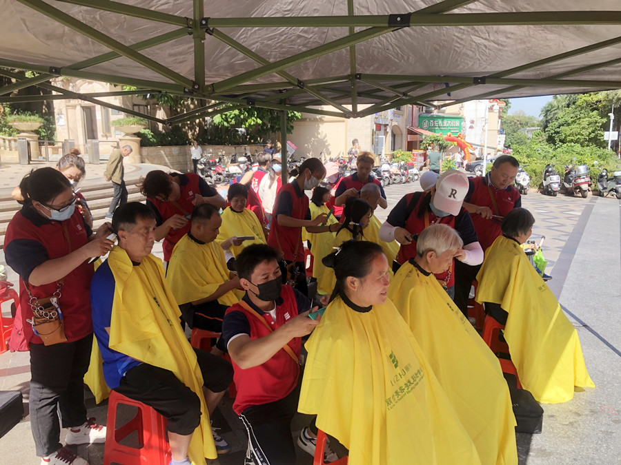 南寧美發(fā)培訓班來普羅旺斯進行“學雷鋒”義剪