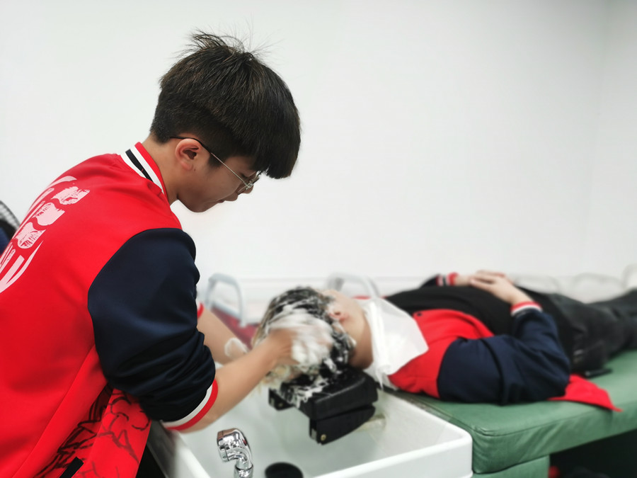 你頭發(fā)掉落的5個(gè)原因，南寧美發(fā)護(hù)發(fā)職校解析