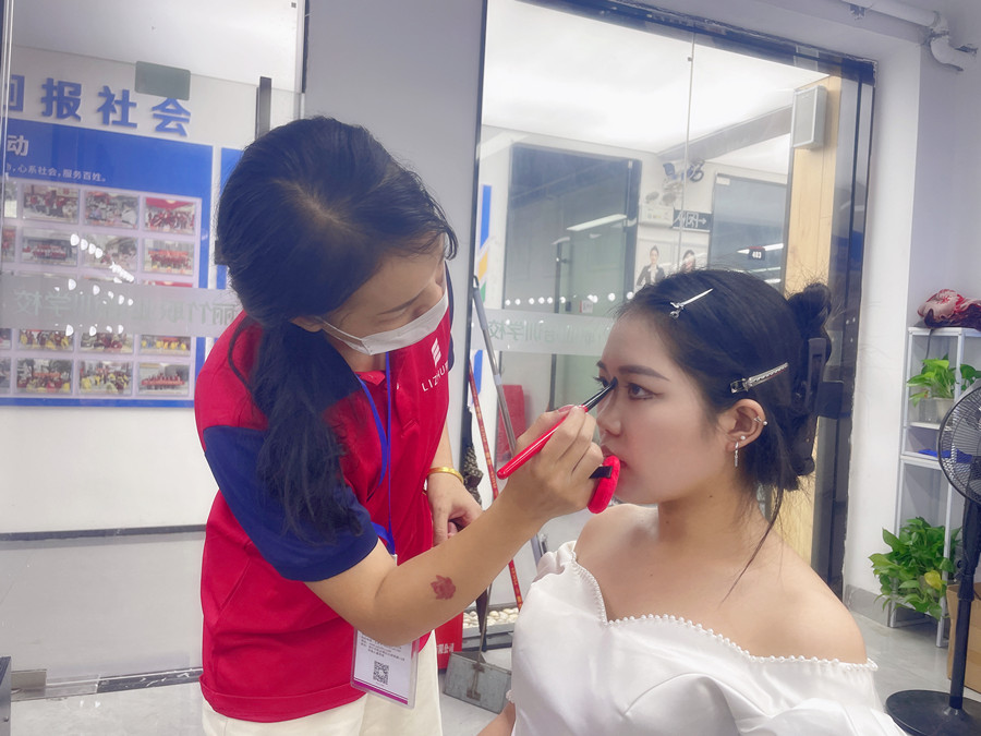 南寧美妝師：冷門但實(shí)用的化妝技巧