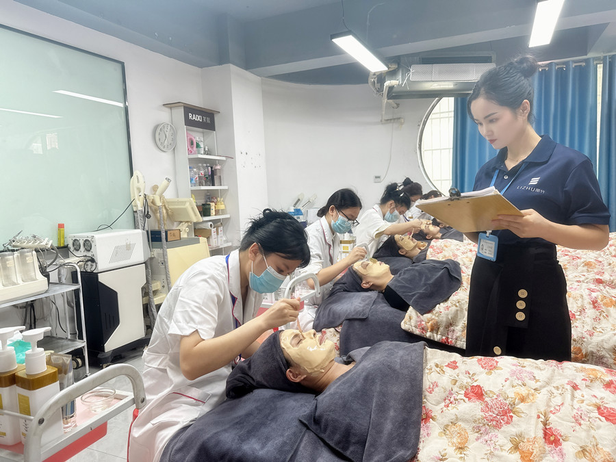 廣西美容護(hù)膚管理培訓(xùn)班面部敷軟膜考核現(xiàn)場